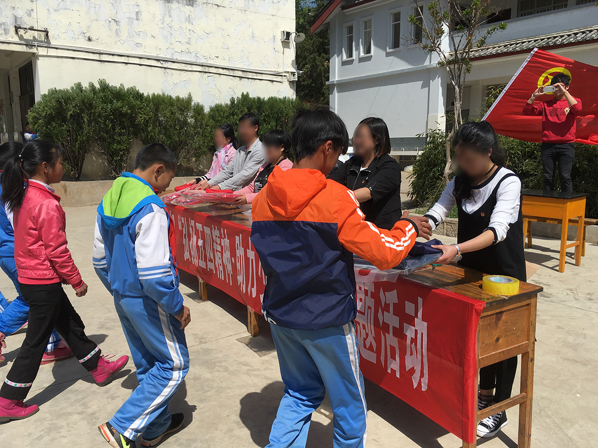 慰問福利院、聾啞學(xué)校