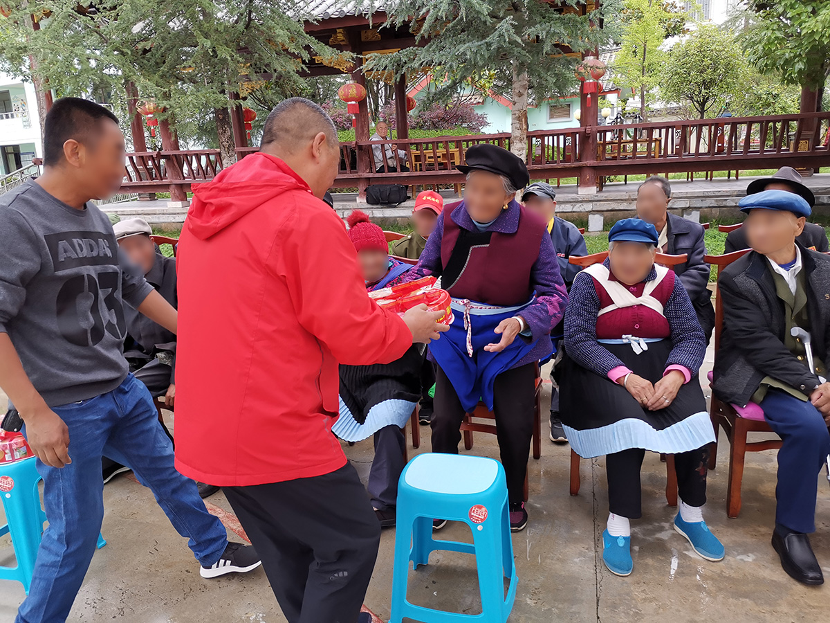 慰問福利院、聾啞學(xué)校