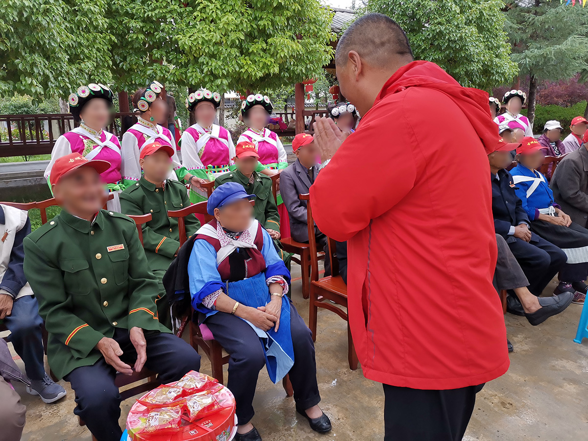 慰問福利院、聾啞學(xué)校